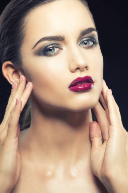 siyah arka plan üzerine poz mor dudaklar genç kadın