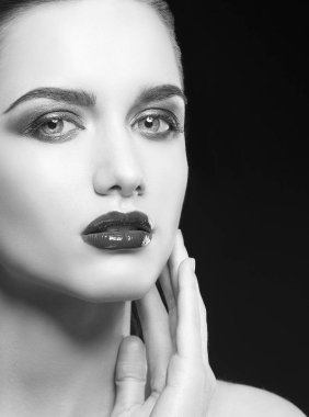 siyah arka plan üzerine poz koyu dudaklar genç kadın