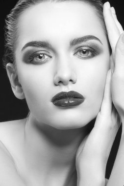 siyah arka plan üzerine poz koyu dudaklar genç kadın