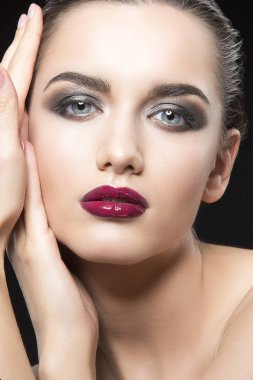 siyah arka plan üzerine poz mor dudaklar genç kadın