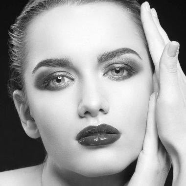 siyah arka plan üzerine poz koyu dudaklar genç kadın