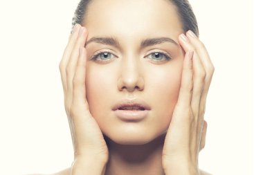 Doğal makyaj beyaz arka plan üzerinde poz olan kadın portresi