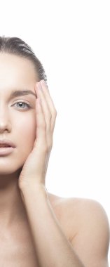 Genç kadın yüzü beyaz arka plan üzerinde doğal makyaj ile yarısı