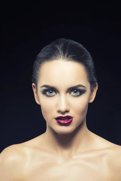 ポーズを黒の背景に紫の唇を持つ若い女性 — ストック写真