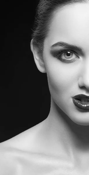 黒い背景に暗い唇を持つ若い女性の半顔 — ストック写真