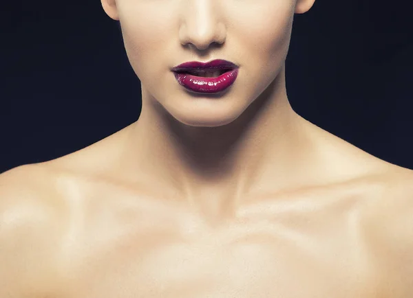 Retrato Recortado Mulher Jovem Com Lábios Vinosos Fundo Preto — Fotografia de Stock