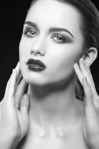 Mujer Joven Con Labios Oscuros Posando Sobre Fondo Negro —  Fotos de Stock