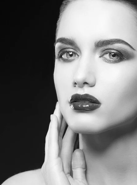 Jonge Vrouw Met Donkere Lippen Poseren Zwarte Achtergrond — Stockfoto