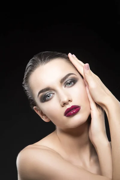 Mujer Joven Con Labios Morados Posando Sobre Fondo Negro — Foto de Stock