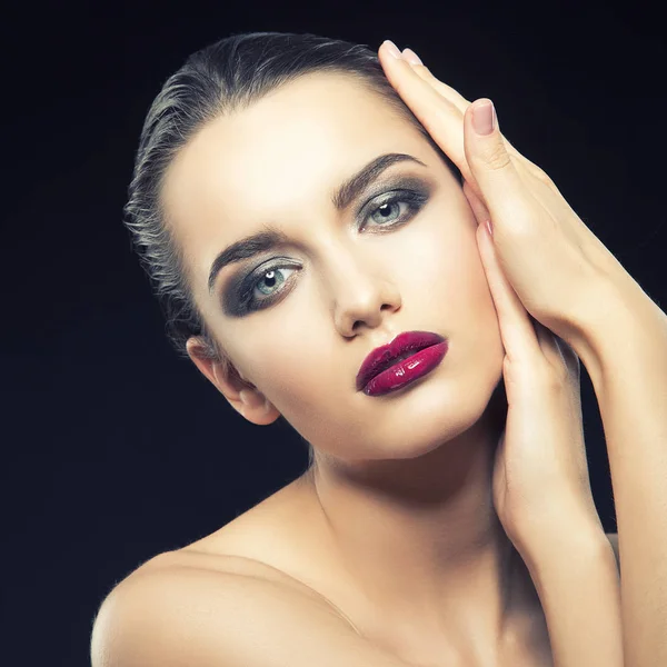 Mujer Joven Con Labios Morados Posando Sobre Fondo Negro — Foto de Stock