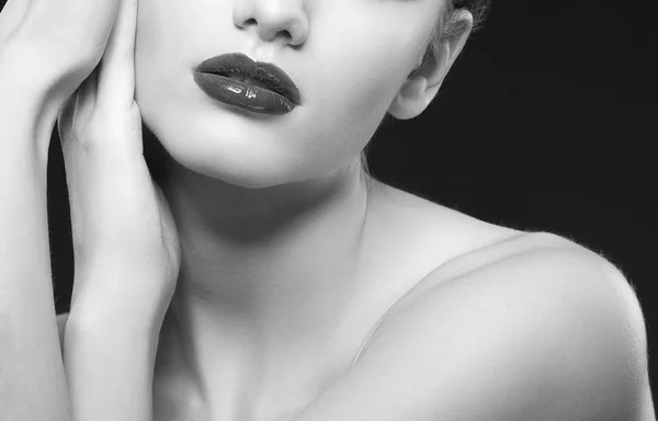 Bijgesneden Portret Van Een Jonge Vrouw Met Donkere Lippen Zwarte — Stockfoto