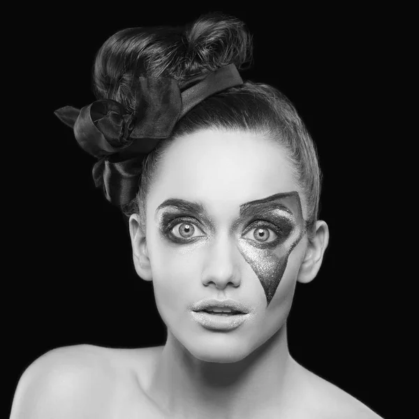 黒い背景に特別な化粧品で若い女性の肖像画 — ストック写真