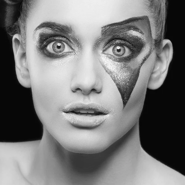 黒い背景に特別な化粧品で若い女性の肖像画 — ストック写真