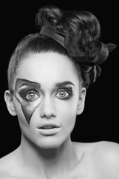 Porträtt Ung Kvinna Med Extraordinära Makeup Svart Bakgrund — Stockfoto