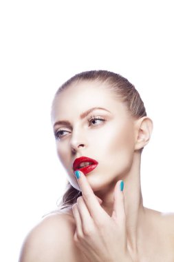 Kırmızı dudaklar ve mavi oje ile kadın portresi