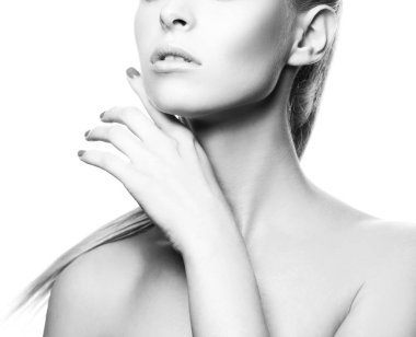 Doğal makyaj ve tırnak cilası kadın ile kırpılmış portresi