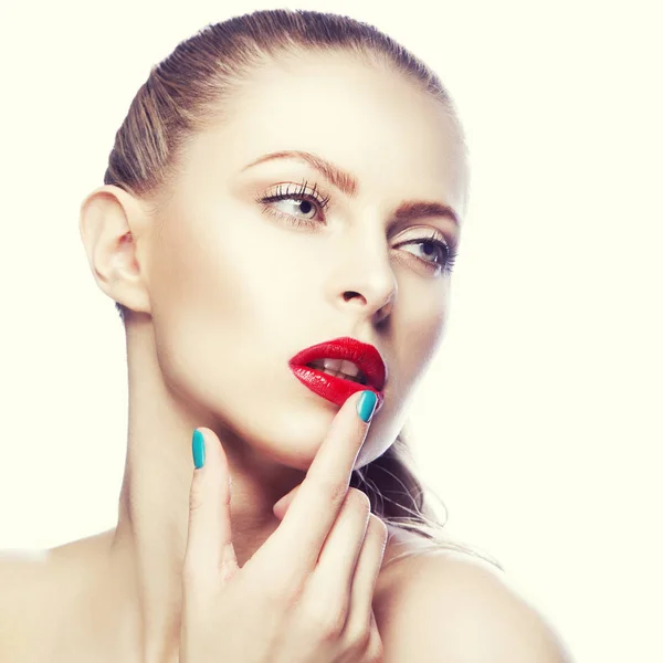 Portret Van Een Vrouw Met Rode Lippen Blauwe Nagellak — Stockfoto