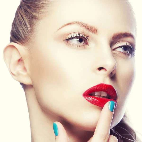 红色嘴唇和蓝色指甲油妇女的画像 — 图库照片