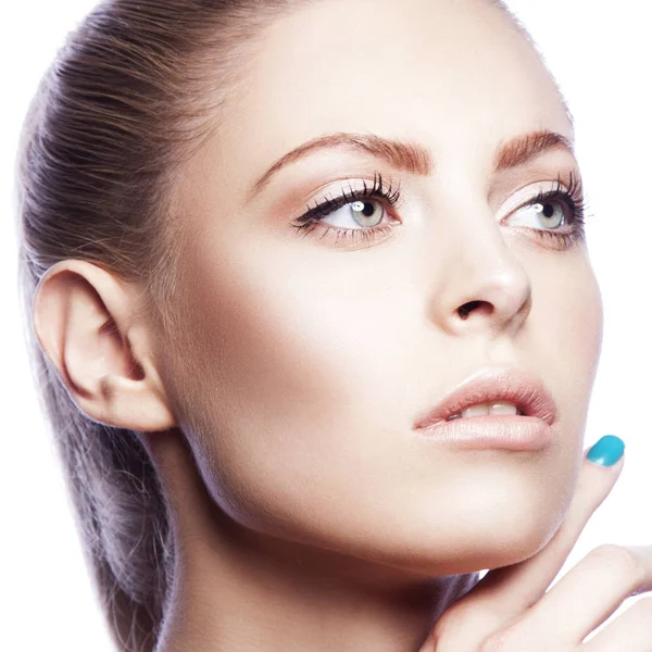 Retrato Mujer Joven Con Maquillaje Natural Esmalte Uñas Azul — Foto de Stock