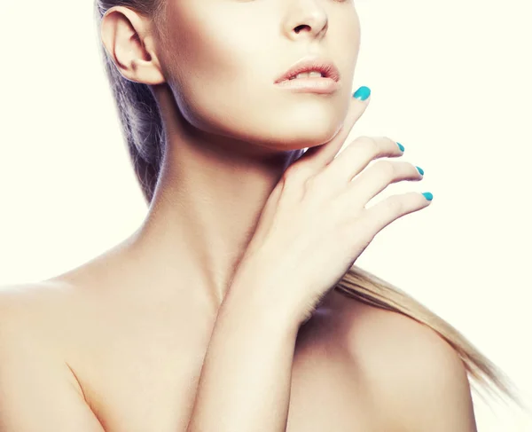 Retrato Recortado Mujer Con Maquillaje Natural Esmalte Uñas Azul —  Fotos de Stock