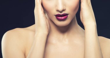 Siyah arka plan üzerine vinous dudaklar genç kadın portresi kırpılmış