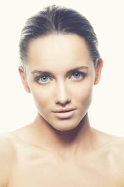 Beyaz arka plan üzerinde doğal makyaj ile genç kadın portresi