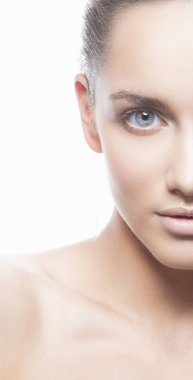 Yarısı beyaz arka plan üzerinde doğal makyaj ile kadın portresi