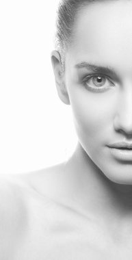 Yarısı beyaz arka plan üzerinde doğal makyaj ile kadın portresi