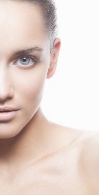 Yarısı beyaz arka plan üzerinde doğal makyaj ile kadın portresi