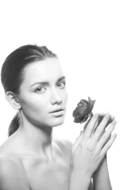 Doğal makyaj ve Şakayık çiçeği beyaz arka plan üzerinde olan kadın portresi