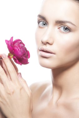 Doğal makyaj ve Şakayık çiçeği beyaz arka plan üzerinde olan kadın portresi