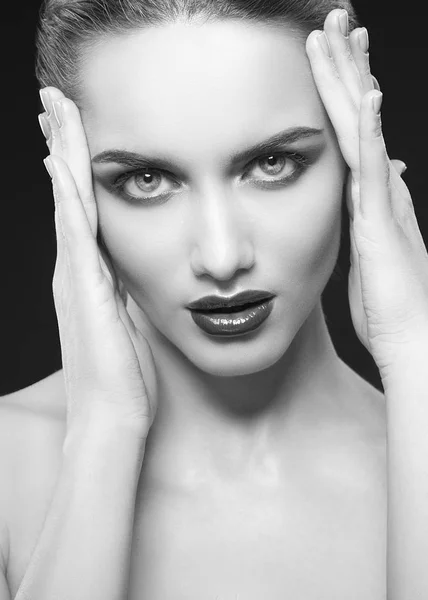 Retrato Mujer Joven Con Labios Oscuros Sobre Fondo Negro — Foto de Stock