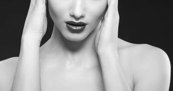 Ritratto Ritagliato Giovane Donna Con Labbra Scure Sfondo Nero — Foto Stock