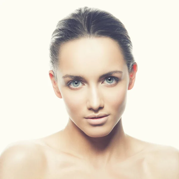 Retrato Mujer Joven Con Maquillaje Natural Sobre Fondo Blanco — Foto de Stock
