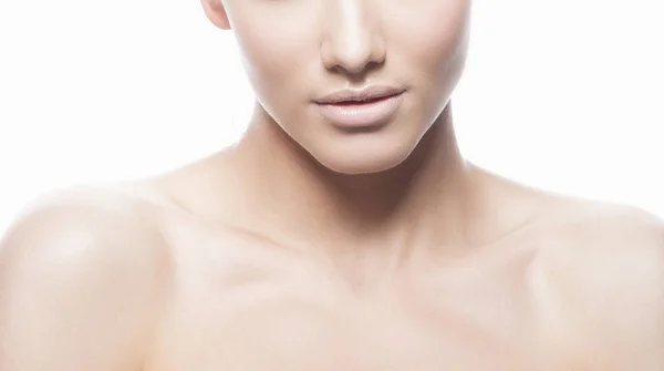 Retrato Recortado Mujer Joven Con Maquillaje Natural Sobre Fondo Blanco — Foto de Stock