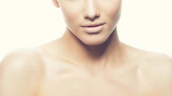 Retrato Recortado Mujer Joven Con Maquillaje Natural Sobre Fondo Blanco —  Fotos de Stock