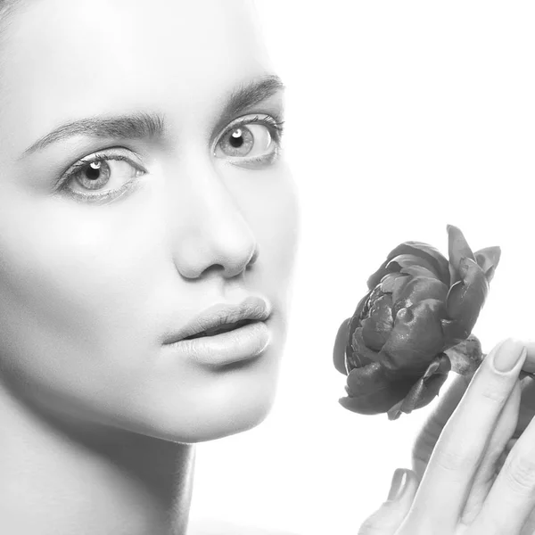 Doğal Makyaj Şakayık Çiçeği Beyaz Arka Plan Üzerinde Olan Kadın — Stok fotoğraf