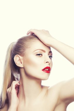 Modern kırmızı dudaklar makyaj ile kadın portresi