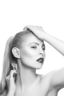 Beyaz arka plan üzerinde modern makyaj ile kadın portresi