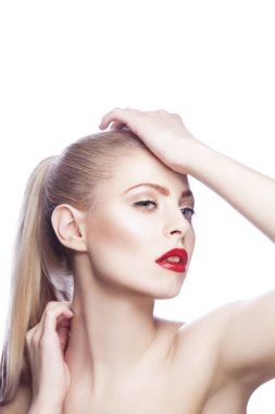 Modern kırmızı dudaklar makyaj ile kadın portresi