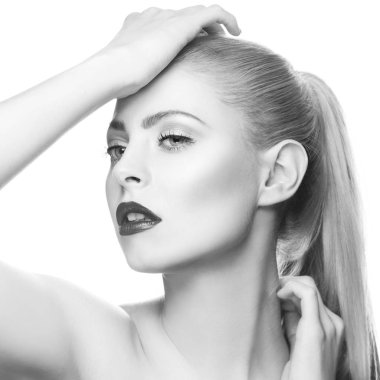 Beyaz arka plan üzerinde modern makyaj ile kadın portresi