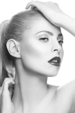 Beyaz arka plan üzerinde modern makyaj ile kadın portresi