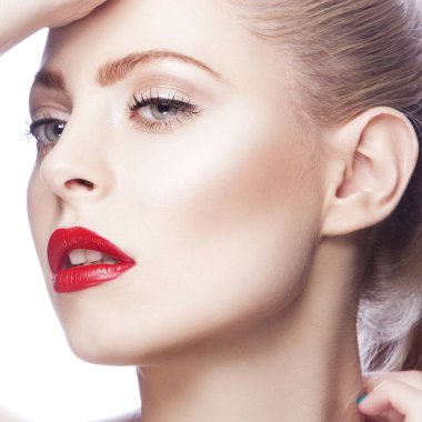 Modern kırmızı dudaklar makyaj ile kadın portresi