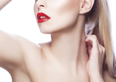 Modern kırmızı dudaklar makyaj ile kadın portresi kısmi görünümü