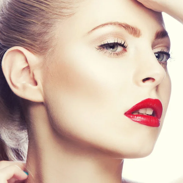 Modern kırmızı dudaklar makyaj ile kadın portresi