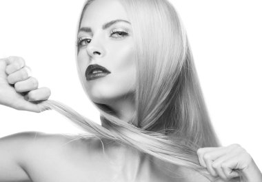 Beyaz arka plan üzerinde modern makyaj ile kadın portresi