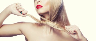 Modern kırmızı dudaklar makyaj ile kadın portresi kısmi görünümü