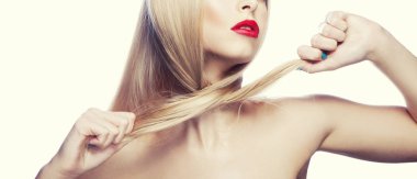 Modern kırmızı dudaklar makyaj ile kadın portresi kısmi görünümü