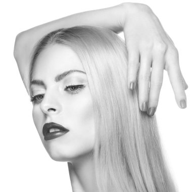 Karanlık dudak ve göz-kanatları ile modern makyaj ile kadın portresi