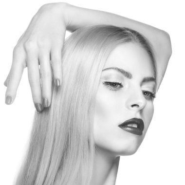 Karanlık dudak ve göz-kanatları ile modern makyaj ile kadın portresi